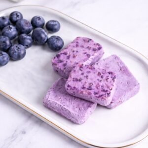 BLUEBERRY YOGURT ICECREAM
(آيسكريم صحّي بنكهة التوت)