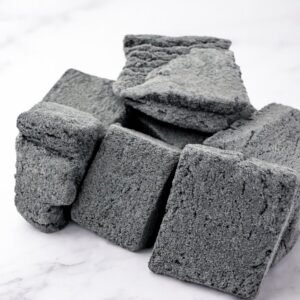 BLACK VANILLA ICECREAM
آيسكريم  بالفانيلا اسود مقرقش