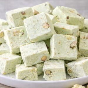 PISTACHIO CRUNCHY ICECREAM
(آيسكريم بنكهة الفستق مقرقش)