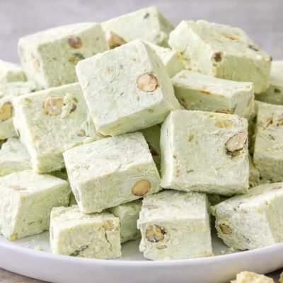 PISTACHIO CRUNCHY ICECREAM
(آيسكريم بنكهة الفستق مقرقش)