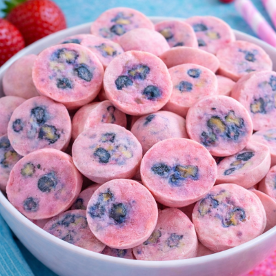 STRAWBLUEBERRY ICY NO SUGAR ADDED
آيسكريم الفراولة و التوت بروتين بدون سكر مضاف خفيف القرشة